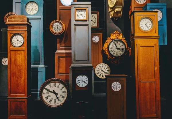 5 horloges murales en bois pour une déco chaleureuse